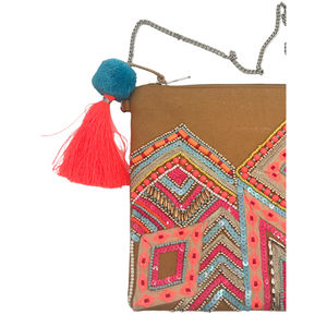 Pochette camel en broderie de perles colorées avec zip pompon frangé