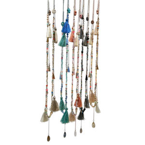 Collier fantaisie bohème à pendentifs perles, pompons et breloques
