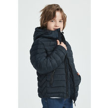 Doudoune matelassée coupe courte dotée d'une capuche bleu foncé