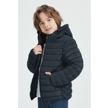 Doudoune matelassée coupe courte dotée d'une capuche bleu foncé