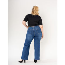 Jeans en grande taille haute stretch de coupe flare évasée