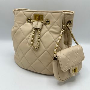 Sac à dos matelassé avec des surpiqûres à cordon serrage et fermeture pivotante
