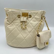 Sac à dos matelassé avec des surpiqûres à cordon serrage et fermeture pivotante