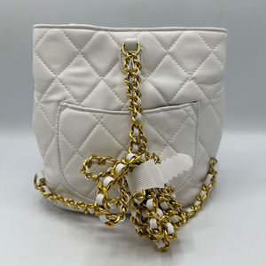 Sac à dos matelassé avec des surpiqûres à cordon serrage et fermeture pivotante