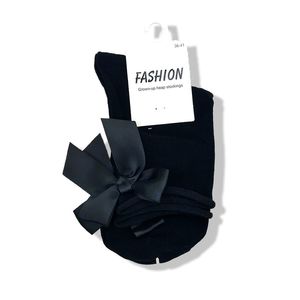 Chaussettes à l'ourlet roulotté ornées d'un nœud papillon en satin