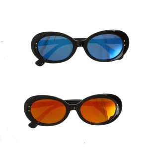 Lunettes de soleil monture noire de forme ovale