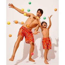 Short de plage homme avec imprimé méduses colorées