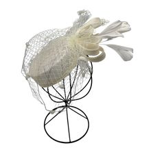 Chapeau bibi de cérémonie à voilette avec des boucles et plumes