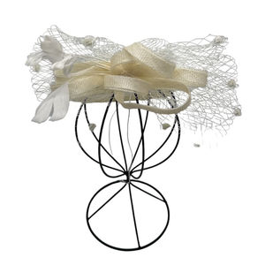 Chapeau bibi de cérémonie à voilette avec des boucles et plumes