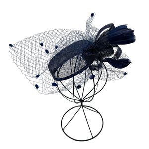 Chapeau bibi de cérémonie à voilette avec des boucles et plumes