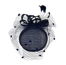 Chapeau bibi de cérémonie à voilette avec des boucles et plumes