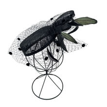 Chapeau bibi de cérémonie à voilette avec des boucles et plumes