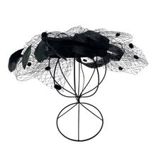 Chapeau bibi de cérémonie à voilette avec des boucles et plumes