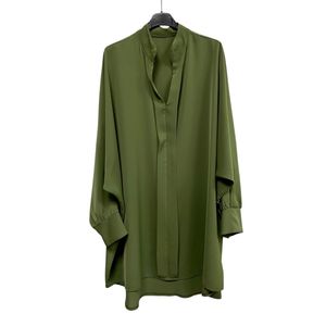 Chemise en polyester léger et fluide avec bouton sur la manche