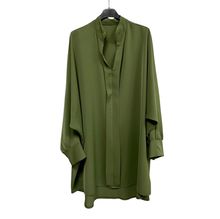 Chemise en polyester léger et fluide avec bouton sur la manche