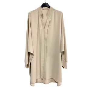 Chemise en polyester léger et fluide avec bouton sur la manche