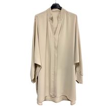 Chemise en polyester léger et fluide avec bouton sur la manche