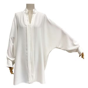 Chemise en polyester léger et fluide avec bouton sur la manche