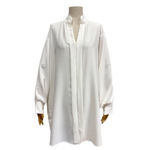 Chemise en polyester léger et fluide avec bouton sur la manche