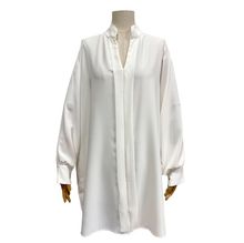 Chemise en polyester léger et fluide avec bouton sur la manche