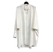 Chemise en polyester léger et fluide avec bouton sur la manche