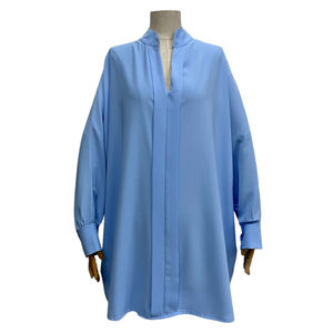 Chemise en polyester léger et fluide avec bouton sur la manche