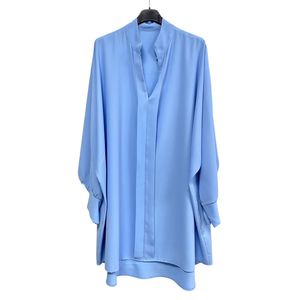 Chemise en polyester léger et fluide avec bouton sur la manche