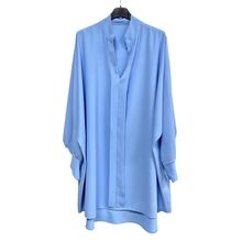 Chemise en polyester léger et fluide avec bouton sur la manche