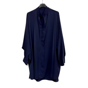 Chemise en polyester léger et fluide avec bouton sur la manche