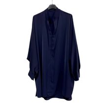 Chemise en polyester léger et fluide avec bouton sur la manche