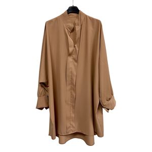 Chemise en polyester léger et fluide avec bouton sur la manche