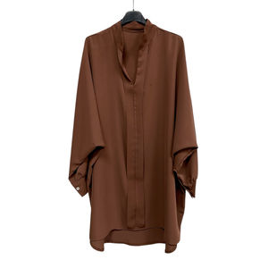 Chemise en polyester léger et fluide avec bouton sur la manche