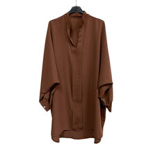 Chemise en polyester léger et fluide avec bouton sur la manche