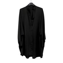 Chemise en polyester léger et fluide avec bouton sur la manche