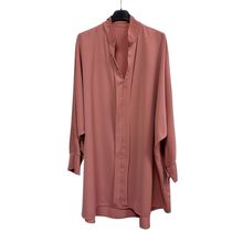 Chemise en polyester léger et fluide avec bouton sur la manche