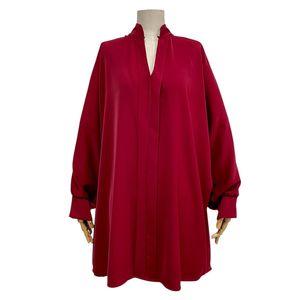 Chemise en polyester léger et fluide avec bouton sur la manche