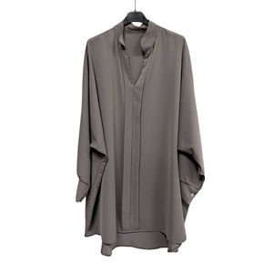 Chemise en polyester léger et fluide avec bouton sur la manche