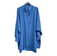 Chemise en polyester léger et fluide avec bouton sur la manche