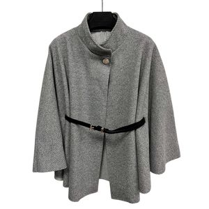 Poncho à col montant avec ceinture pour cintrer la taille