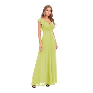 Robe longue à col V avec des manches courtes volantes et une fente