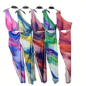 Robe de soirée tie & dye à épaule dénudée avec des découpes sur la taille