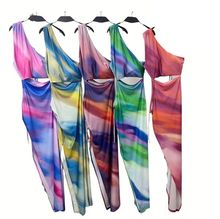Robe de soirée tie & dye à épaule dénudée avec des découpes sur la taille