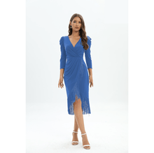 Robe de soirée avec manches longues et finition frangée sur l'ourlet