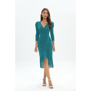 Robe de soirée avec manches longues et finition frangée sur l'ourlet