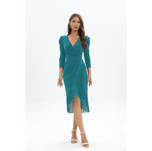 Robe de soirée avec manches longues et finition frangée sur l'ourlet