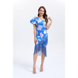 Robe asymétrique à manche unique bouffante à motif de fleurs avec franges