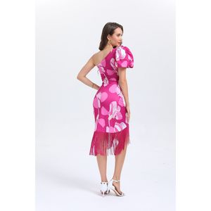 Robe asymétrique à manche unique bouffante à motif de fleurs avec franges