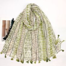 Écharpe en coton et viscose à imprimé graphique avec des pompons - 3 pièces