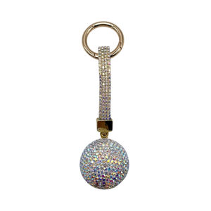Porte-clés avec une boule de cristal entièrement orné de strass