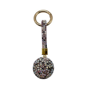Porte-clés avec une boule de cristal entièrement orné de strass